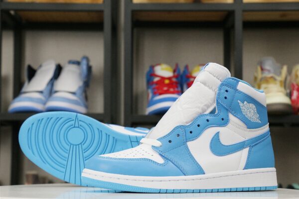 Air Jordan 1 Retro High OG UNC - immagine 3