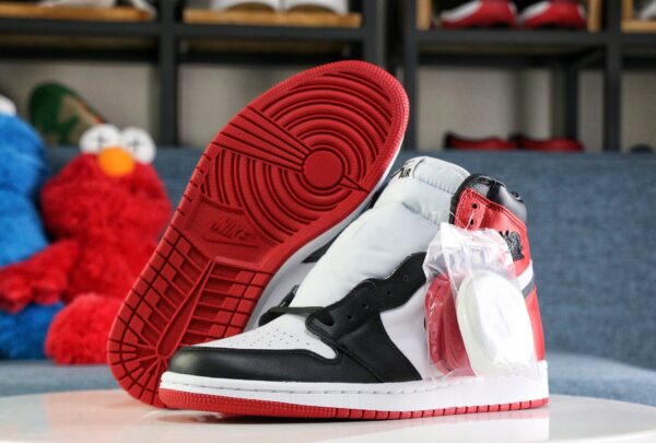 Air Jordan 1 Satin "Black Toe" - immagine 2