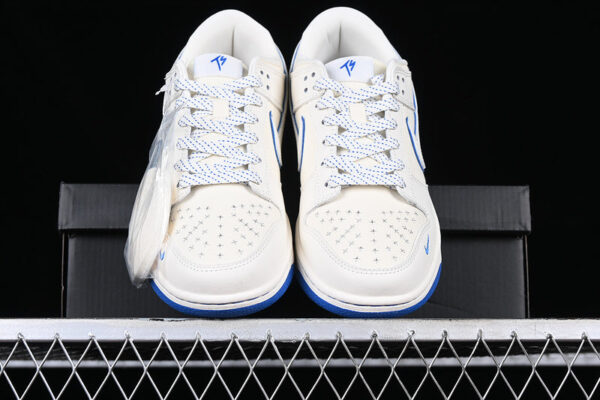 SB DUNK LOW TS WHITE/BLUE - immagine 4