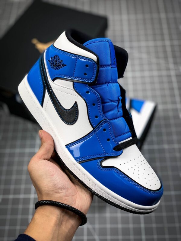 AIR JORDAN 1 MID SE SIGNAL BLUE SIGNAL BLUE/WHITE/BLACK - immagine 2