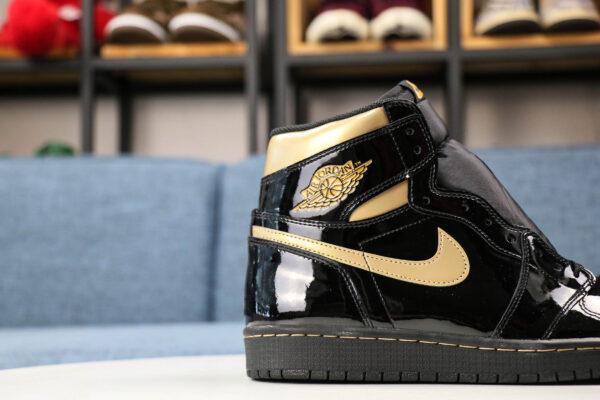 AIR JORDAN 1 METAILLIC GOLD 2020 - immagine 2