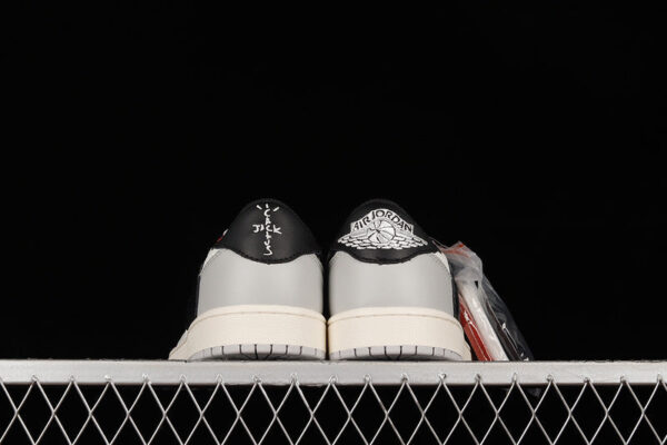 FRAGMENT DESIGN X TRAVIS SCOTT X AIR JORDAN 1 RETRO - immagine 5