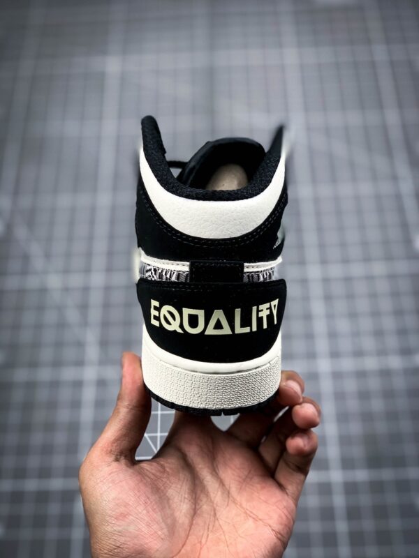 AIR JORDAN 1 MID MELO SE EQUALITY BLACK/BLACK-SAIL-WOLF GREY - immagine 6