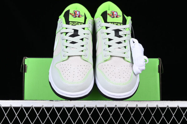 DUNK LOW UNIVERSITY OF OREGON WHITE/GREY/GREEN - immagine 4