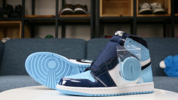Air Jordan 1 Retro High OG "Brevetto UNC" - immagine 2