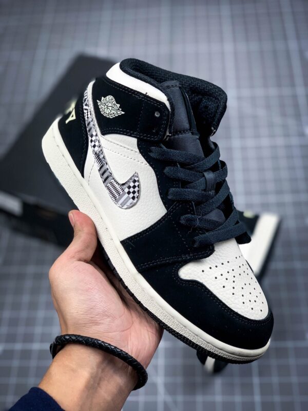 AIR JORDAN 1 MID MELO SE EQUALITY BLACK/BLACK-SAIL-WOLF GREY - immagine 2
