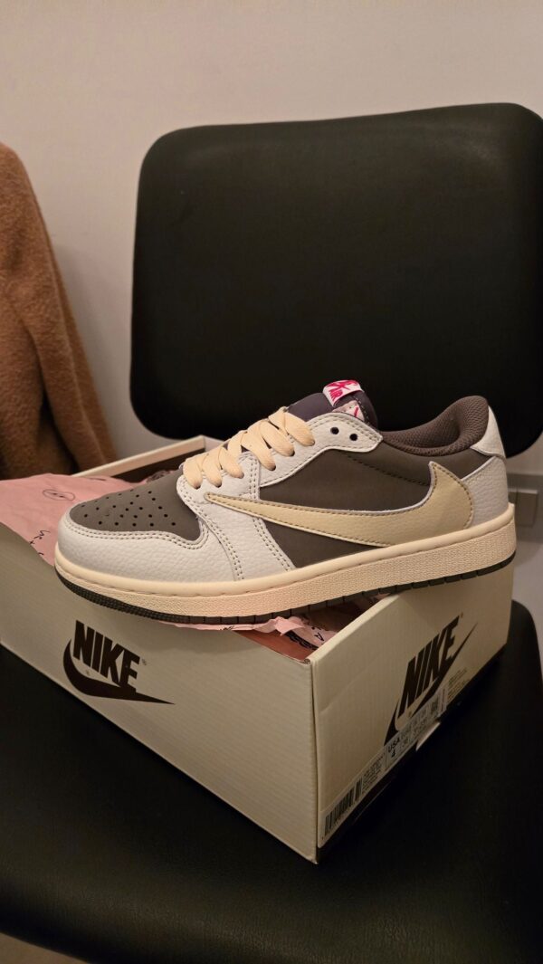 Travis Scott x Air Jordan 1 Low OG Reverse Mocha 36 PC - immagine 3