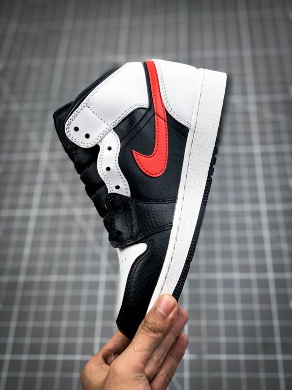 AIR JORDAN 1 MID GS CHILE RED BLACK/CHILE RED/WHITE - immagine 5