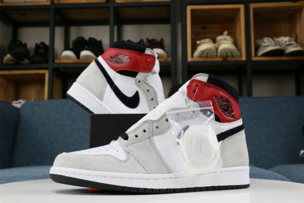 Air Jordan 1 Retro "Light Grey Smoke" 2020 - immagine 2