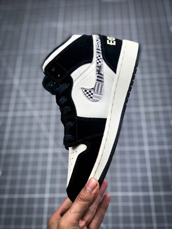 AIR JORDAN 1 MID MELO SE EQUALITY BLACK/BLACK-SAIL-WOLF GREY - immagine 4