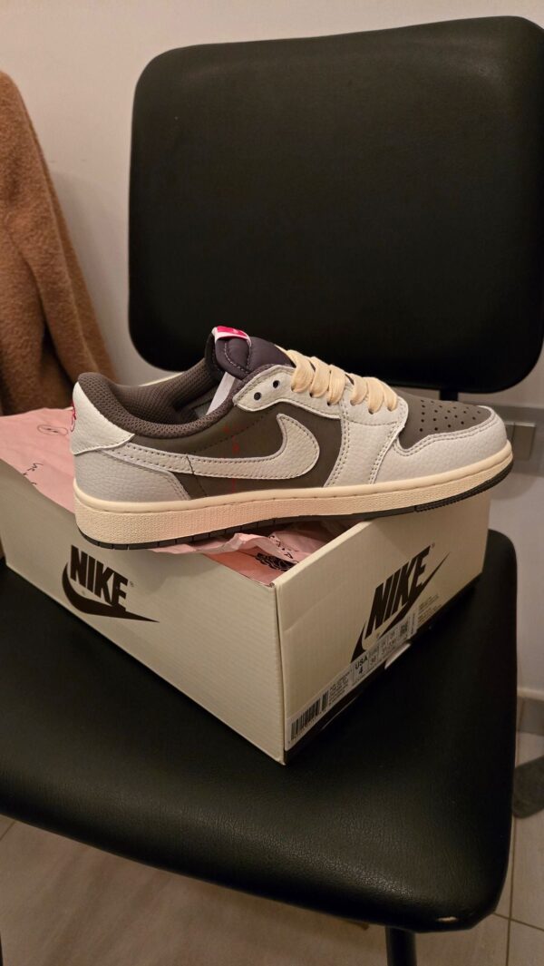 Travis Scott x Air Jordan 1 Low OG Reverse Mocha 36 PC - immagine 2