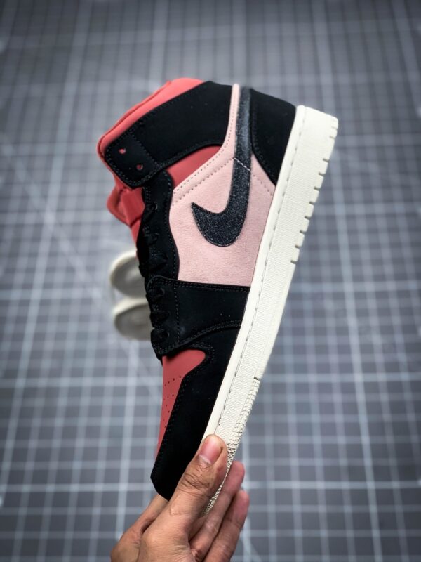 AIR JORDAN 1 MID MELO SE EQUALITY BLACK/BLACK-SAIL-WOLF GREY - immagine 4