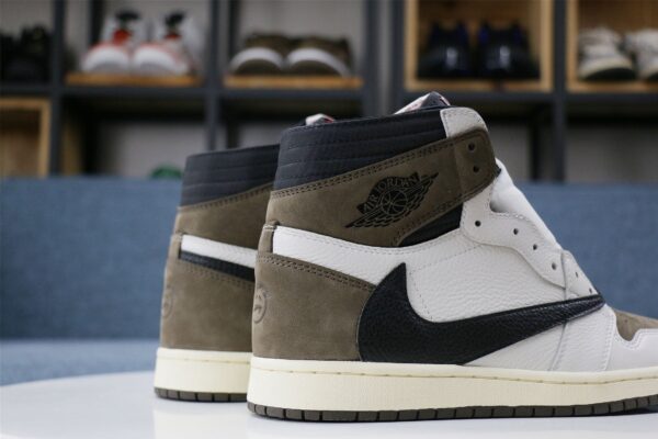 Travis Scott x Air Jordan 1 - immagine 2
