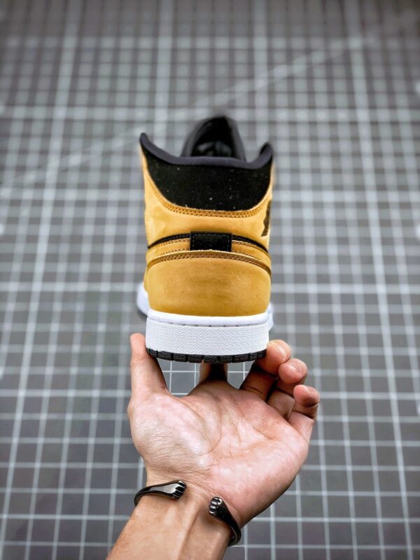 AIR JORDAN 1 MID SE DESERT OCHRE/DESERT OCHRE/BLACK - immagine 6