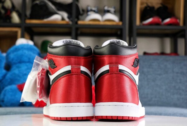 Air Jordan 1 Satin "Black Toe" - immagine 3