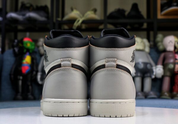 Nike SB x Air Jordan 1 Retro High OG "Light Bone" - immagine 2